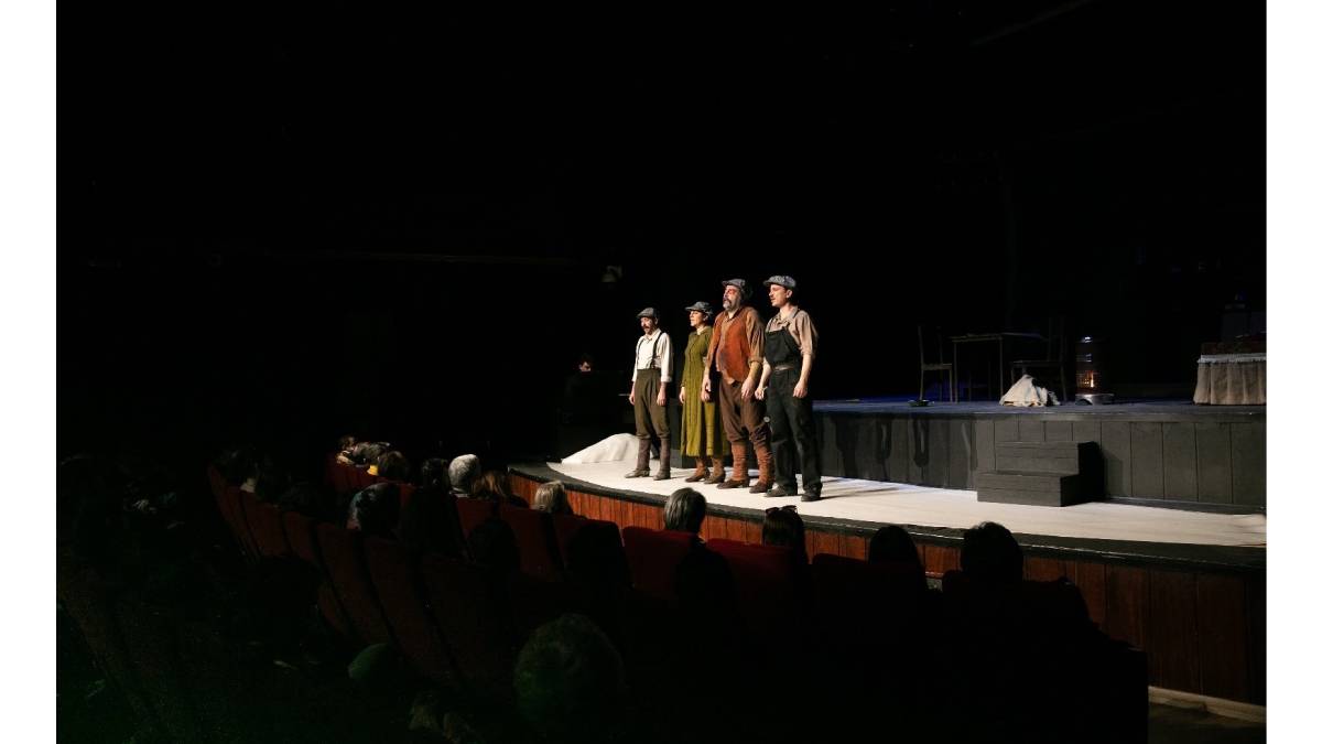 İzmir Şehir Tiyatroları’nın ‘Yolcu’ adlı oyunu Bursa’da sahnelendi