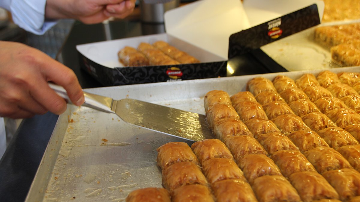 Emeklinin bayram ikramiyesi enflasyona yenik düştü: 2018’de 11, bugün 4 kilo baklava alınabiliyor