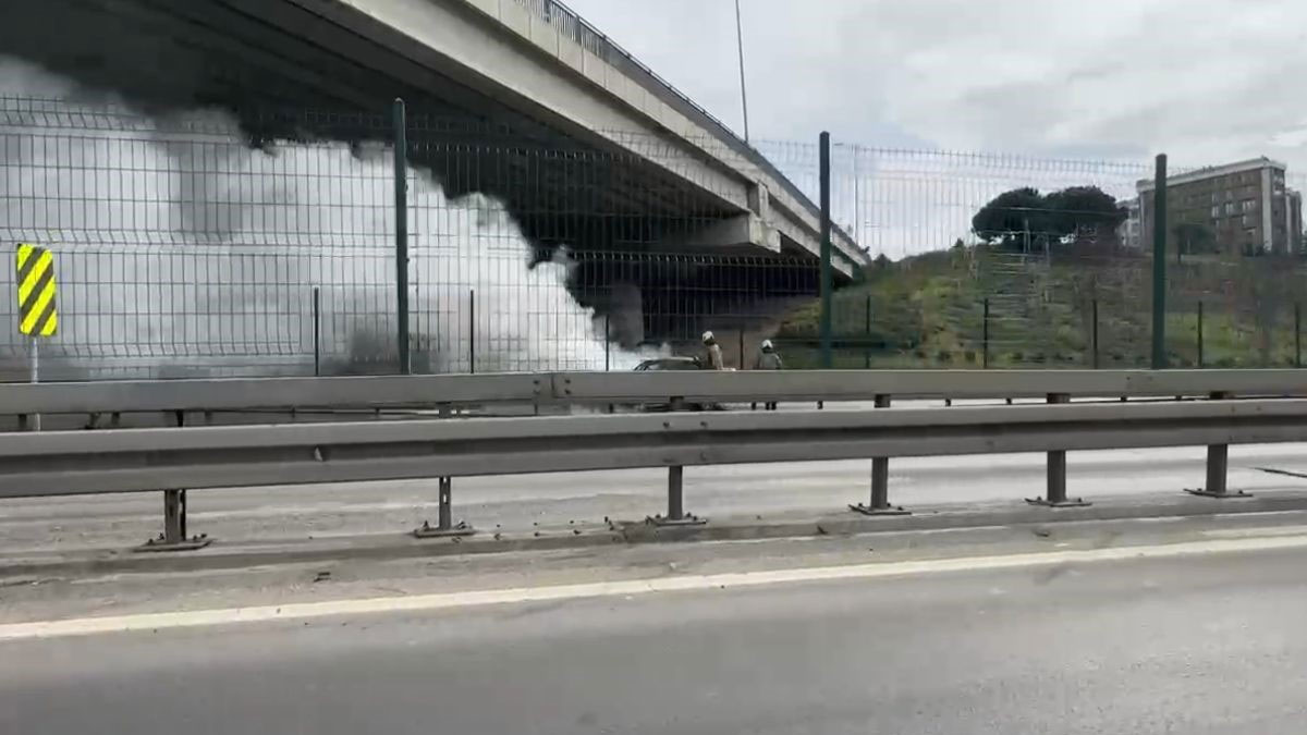 Üsküdar'da otomobil alevlere teslim oldu: D-100 karayolu trafiğe kapandı