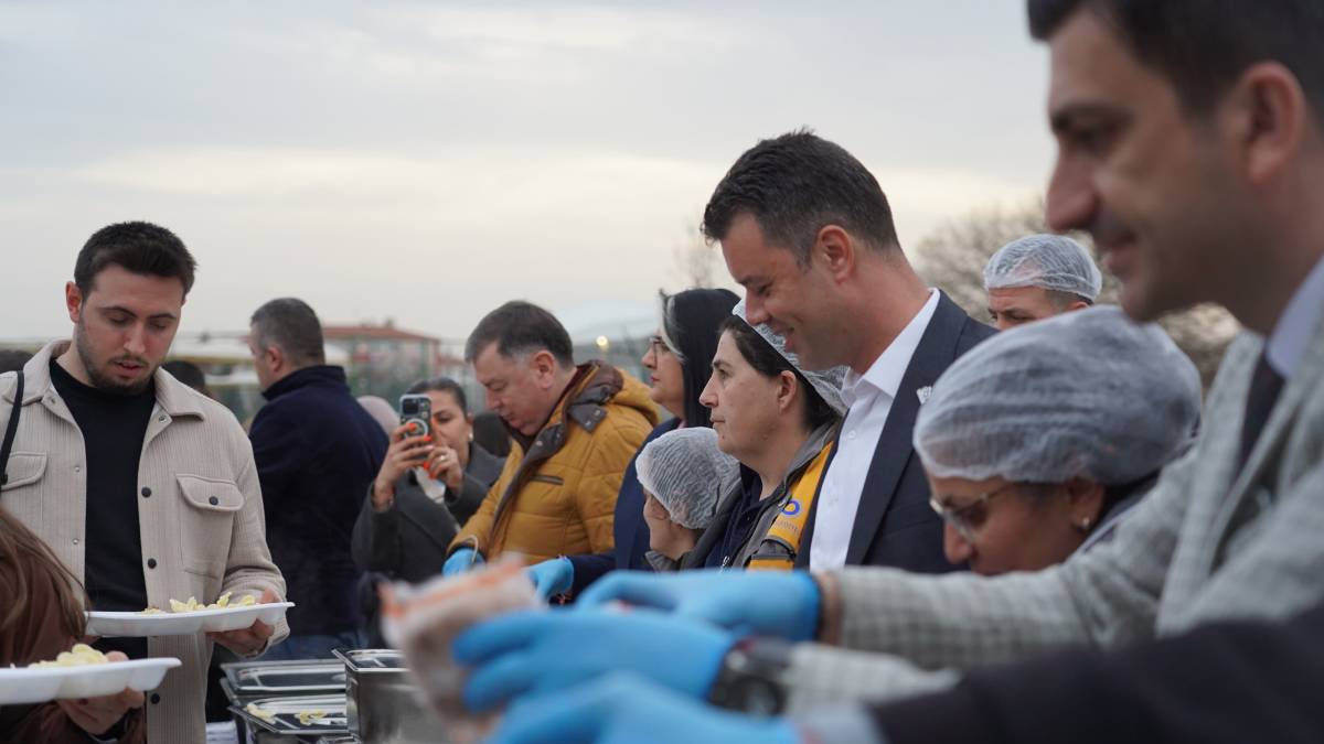 Çorlu Belediyesinin iftar sofralarına vatandaşlardan yoğun ilgi