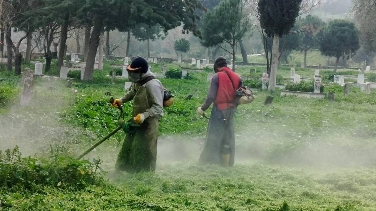 Efeler’in mezarlıklarında bayram hazırlıkları sürüyor