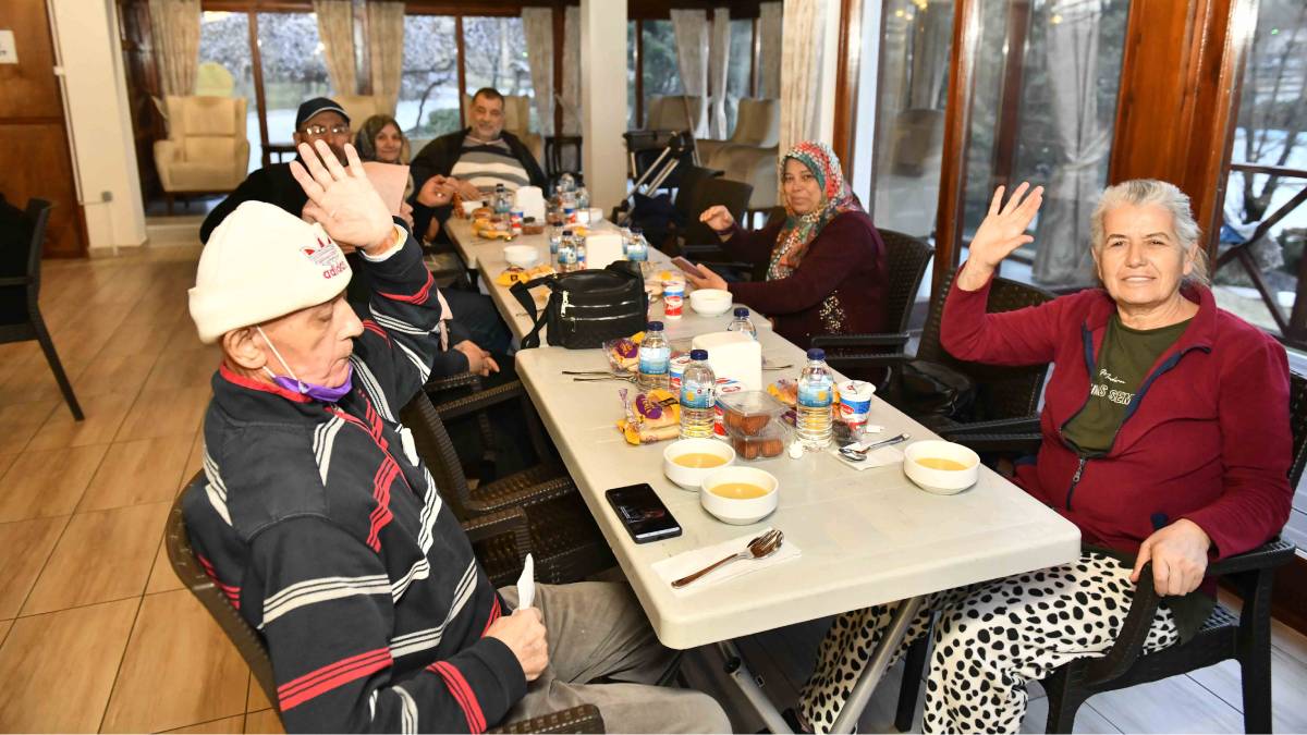 Ramazan Başkent'te bir başka güzel! Büyükşehir, farklı kesimlerden vatandaşları aynı sofrada buluşturuyor...