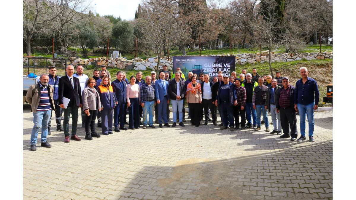 Karabağlar Belediyesinden üreticiye destek: 200 çiftçiye 53 ton gübre ve bordo bulamacı dağıtıldı