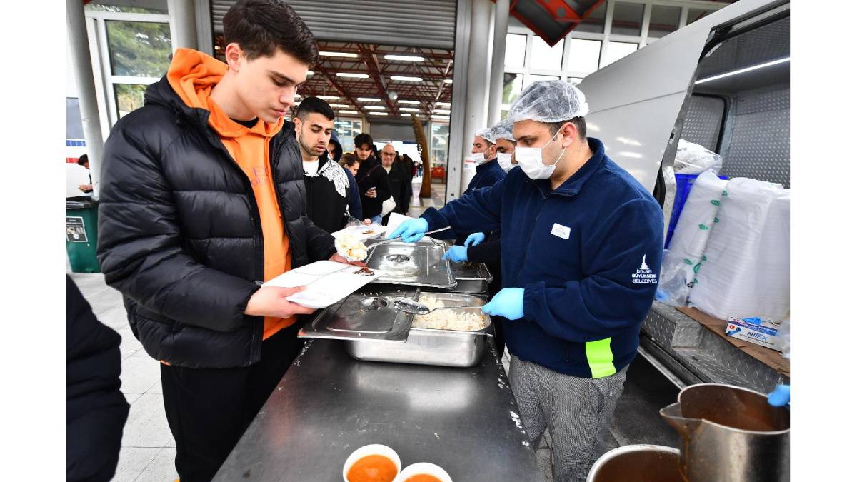 6 noktada öğrencilere ücretsiz hizmet! Günlük ortalama 3 bin kişilik sıcak yemek dağıtıldı