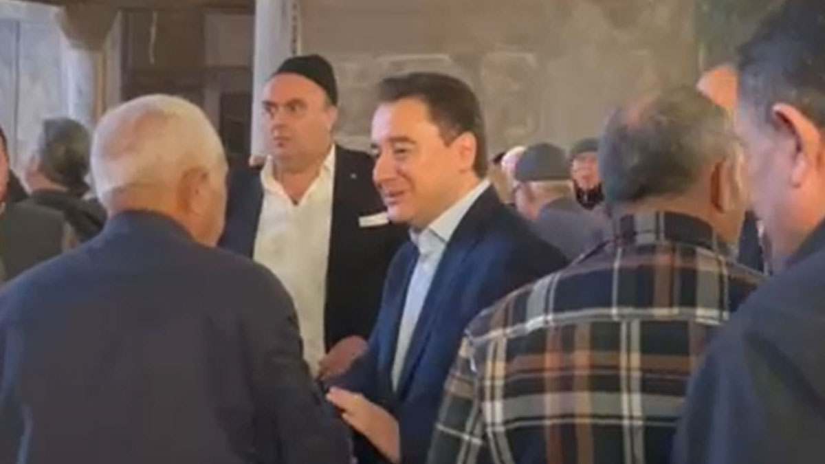 Babacan, cuma namazını Ayasofya'da kıldı