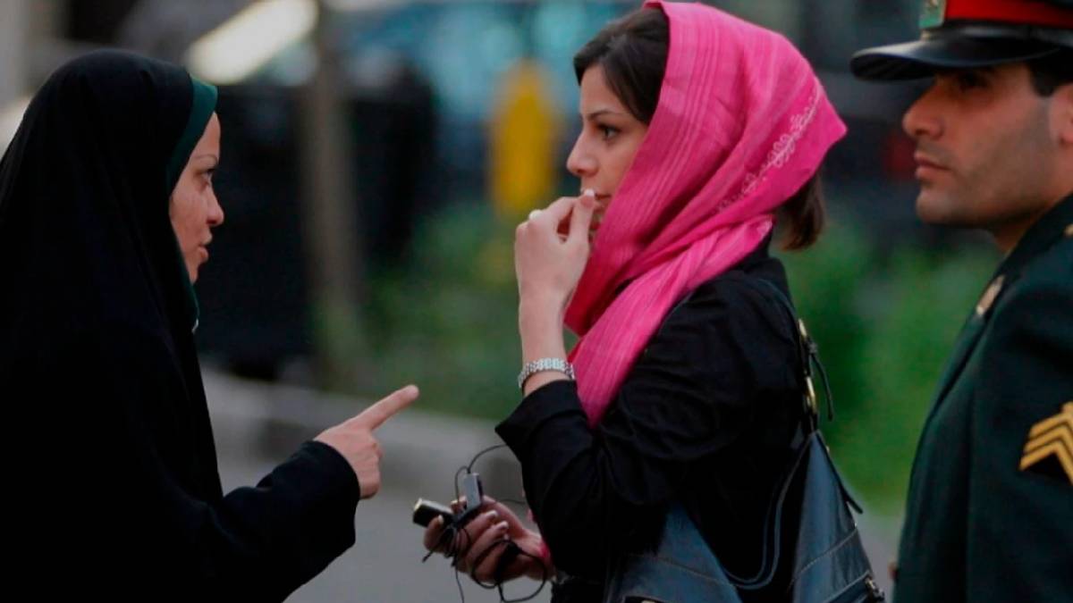 İran’da zorunlu başörtüsü yasası askıya alındı: Hükümet değişiklik hazırlığında