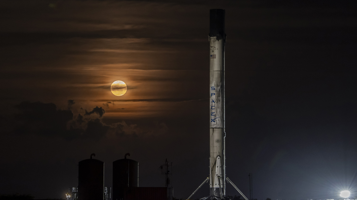 SpaceX, 4 astronotu başarıyla uzaya fırlattı