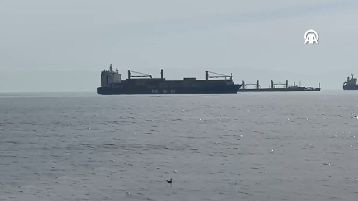 Yeşilköy'de Liberya bayraklı gemi karaya oturdu