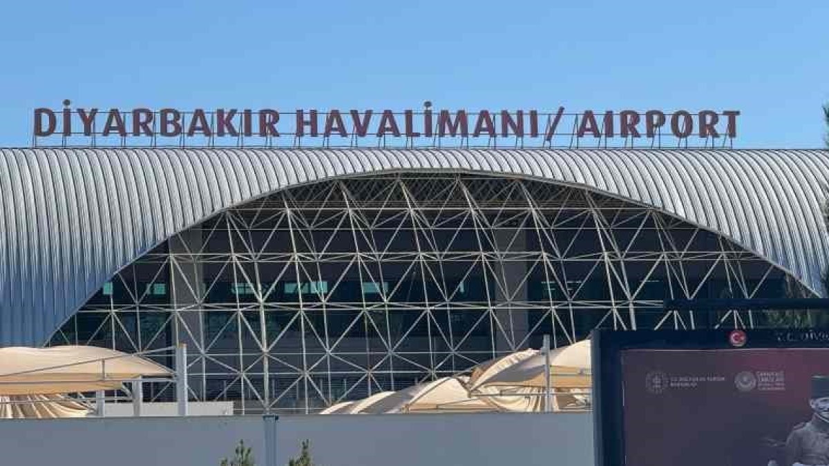 2 aylık bebek uçakta fenalaştı: Uçak acil iniş yaptı