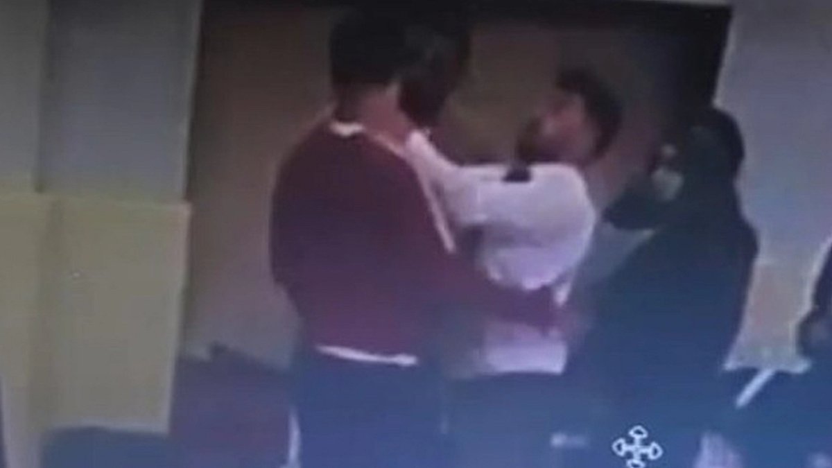 Tekvando turnuvasında şok anlar! Antrenöre kafa atan hakem böyle görüntülendi