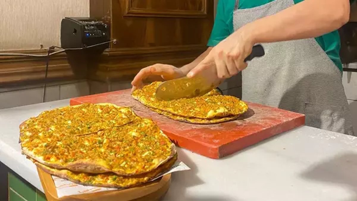 İstanbul lahmacununda bir garip fiyatlandırma! Esenler’de 60 TL’ye yenilirken, Göktürk’te 250 TL’ye çıkıyor