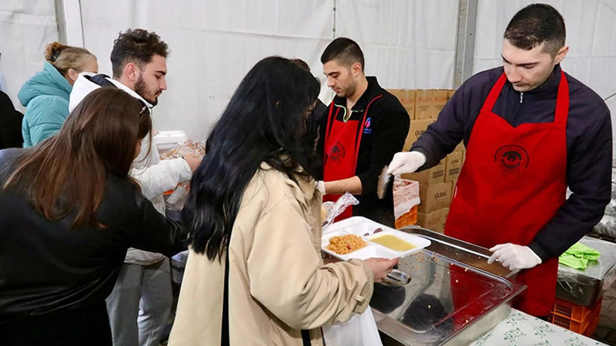 Bu ilçede Ramazan'ın sonuna kadar ücretsiz iftar yemeği dağıtılıyor! Kent sakinleri büyük ilgi gösterdi
