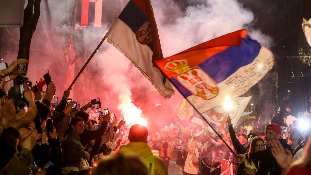 Belgrad'da protestocular havai fişek kullanmaya başladı