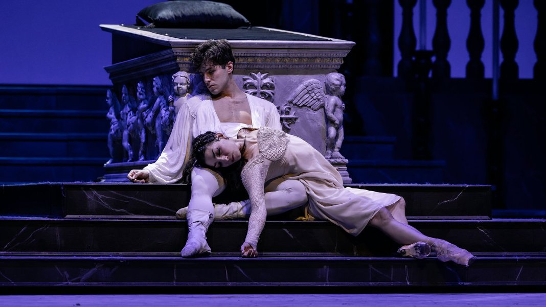 “Romeo ve Juliet” Balesi AKM’de prömiyer yaptı: Aşk, tutku ve dram sahneye taşındı