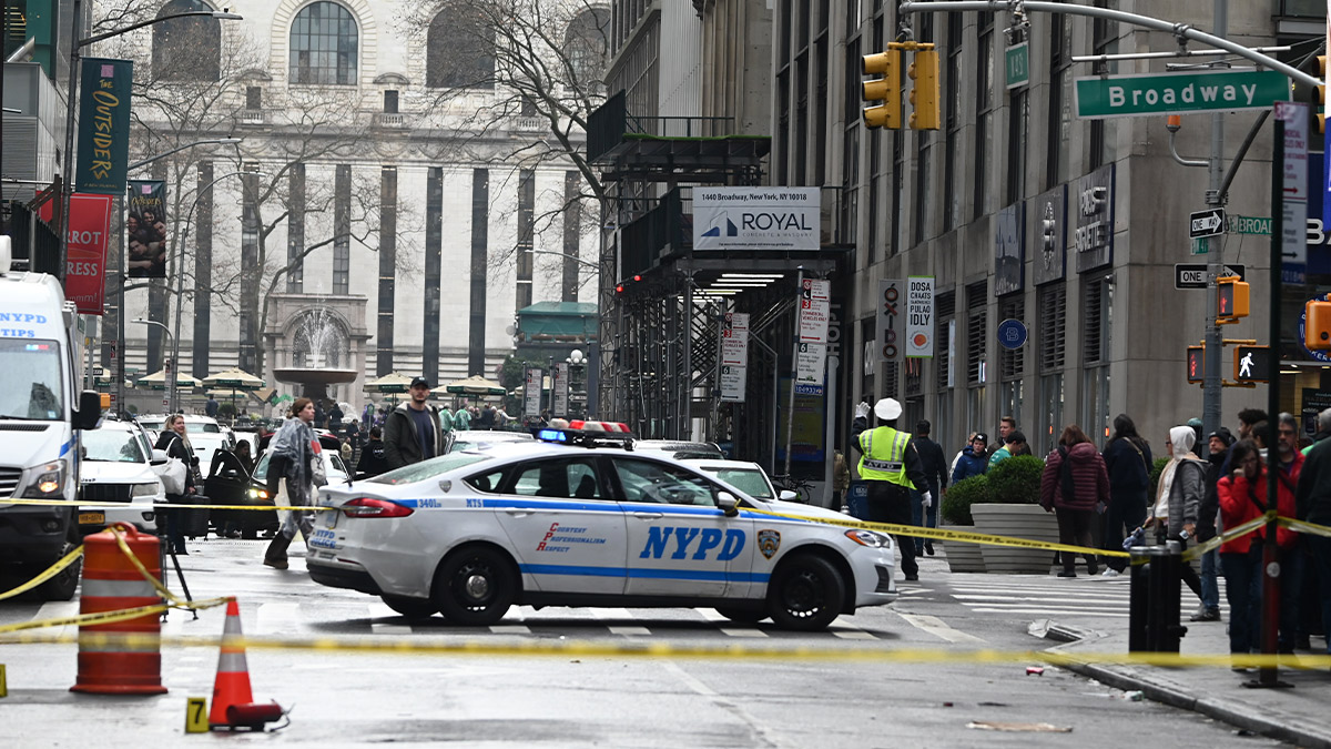 Times Meydanı'nda bir adam kasıtlı olarak ateşe verildi