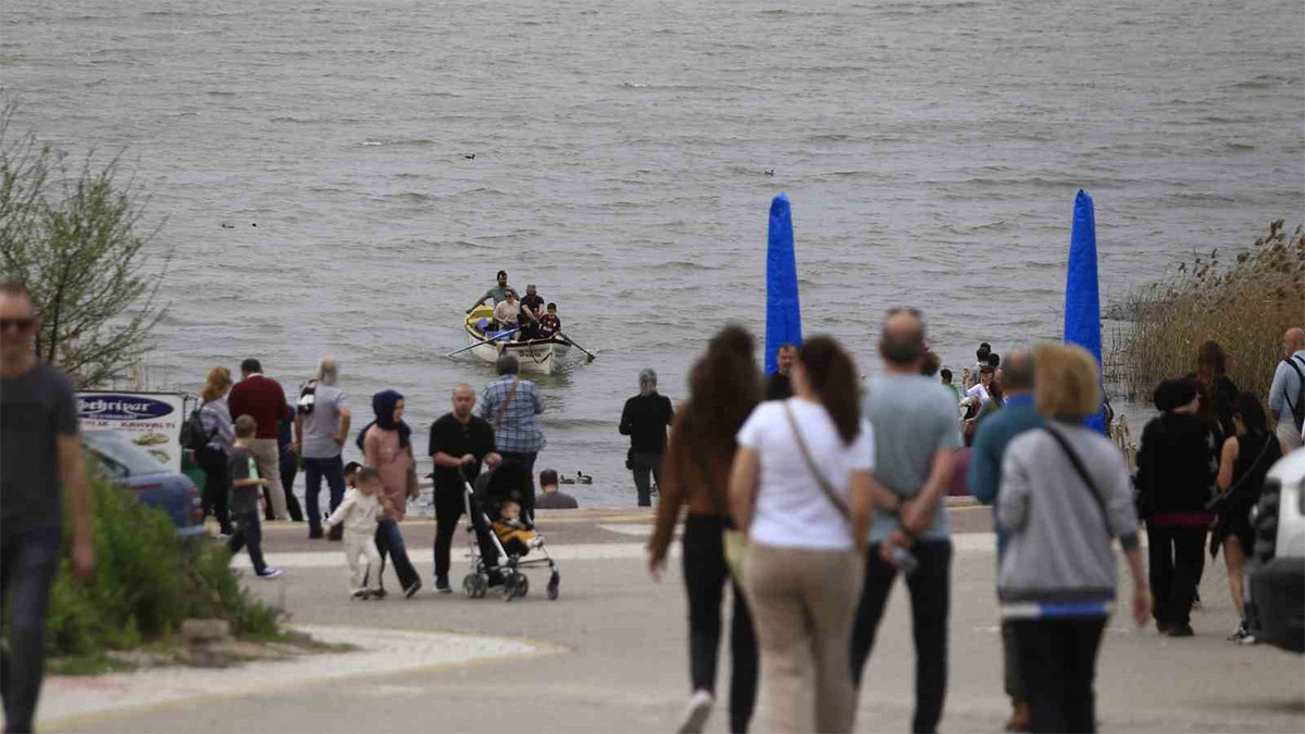 Yaren leylek göçten döndü, vatandaşlar köye akın etti