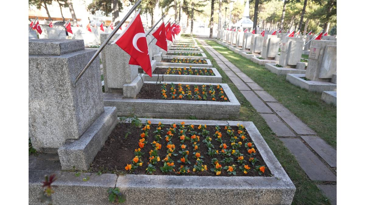 Şehit mezarları çiçeklerle donatıldı