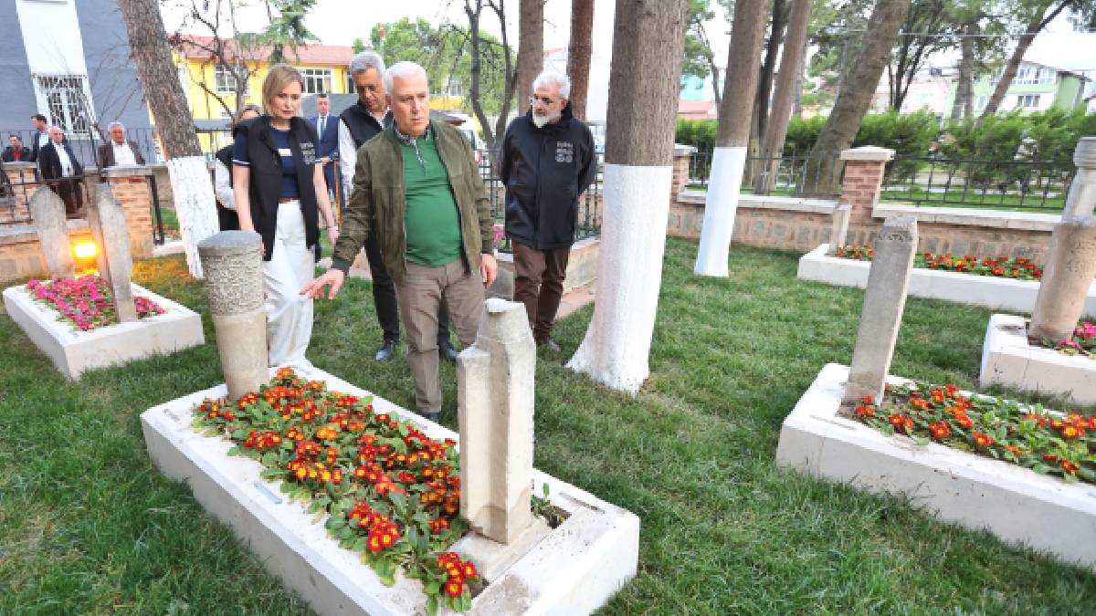 İznik Mahmud Çelebi Camii’nin haziresinde bakım ve onarım çalışmaları yapıldı