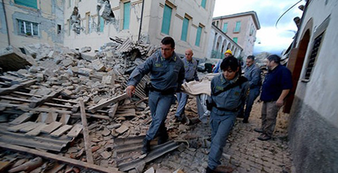 İtalya'nın merkez bölgesinde, başkent Roma'ya 170 km mesafede 6.2'lik deprem