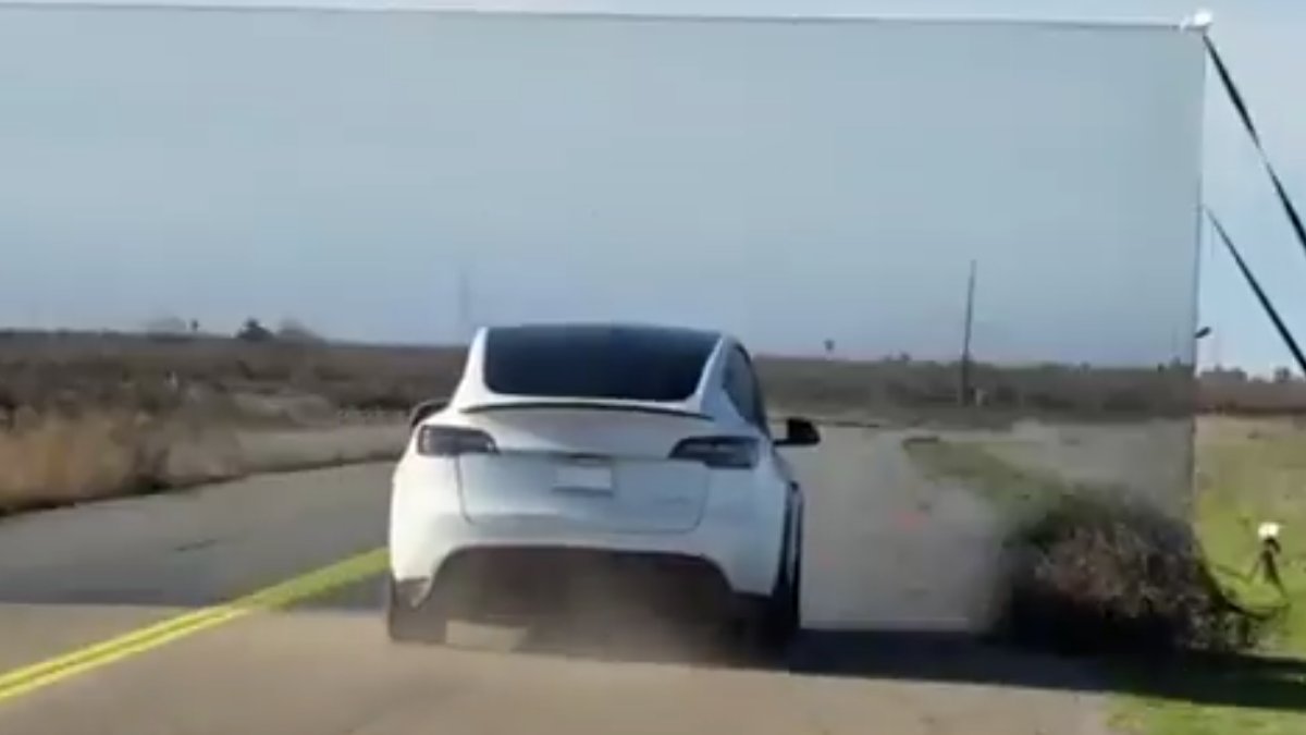 Tesla'nın otopilotu sahte duvarı algılayamadı: Sosyal medyayı ayağa kaldıran video