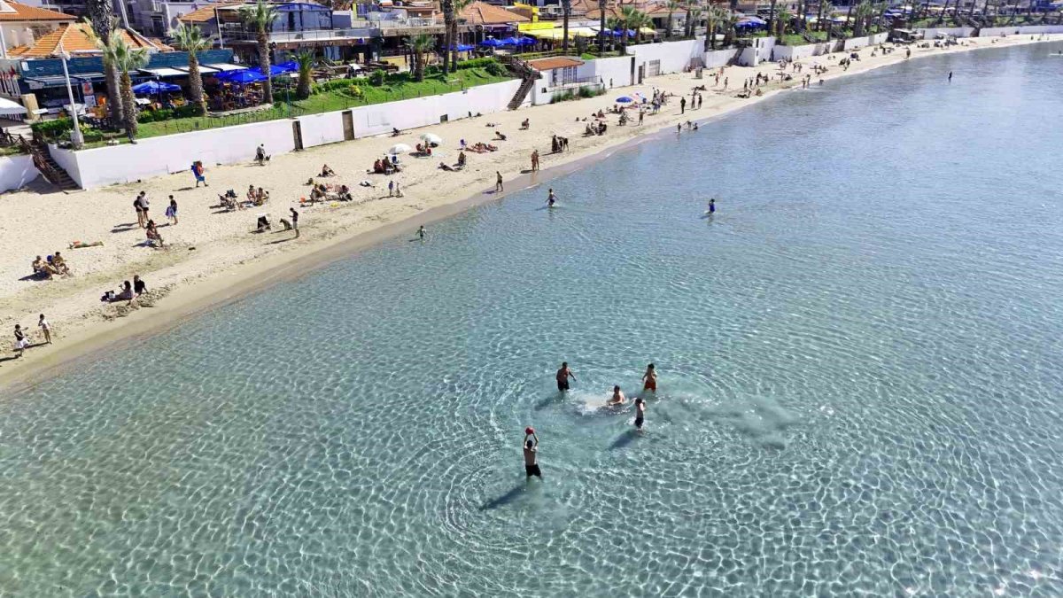 Kuşadası’nda yaz erken başladı! Sıcak havayı gören sahile akın etti: Plajlar doldu