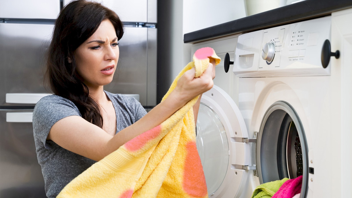 Rengi solan kıyafetleri bu şekilde yıkayın! Servis ustası yılların sırrını açıkladı: Kimyasalları çöpe attıracak yöntem!