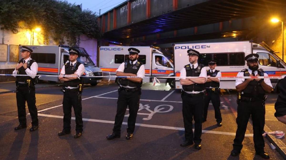 Londra'da bir minibüs kalabalığın arasına daldı