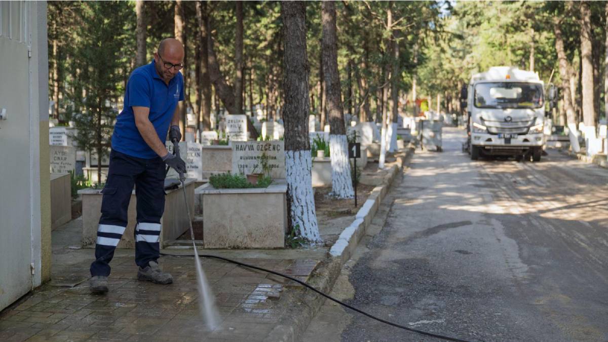 İzmir’de bayram öncesi mezarlıklara özel bakım