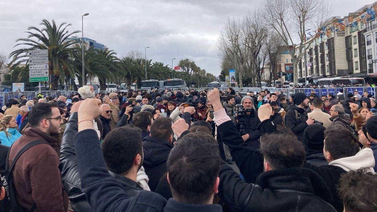 Vatan Caddesi'nde toplanan vatandaşlar gözaltı kararını protesto etti: 'Halkın umudu İmamoğlu'