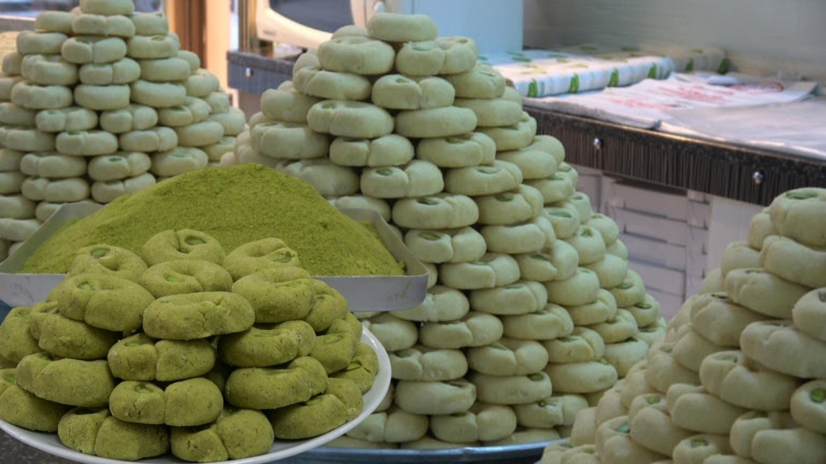 Özel günlerde dağıtılıyor, asırlık geleneği temsil ediyor! Her yerde kandil simidi yenirken o ilimizde bakın ne pişiriliyor...