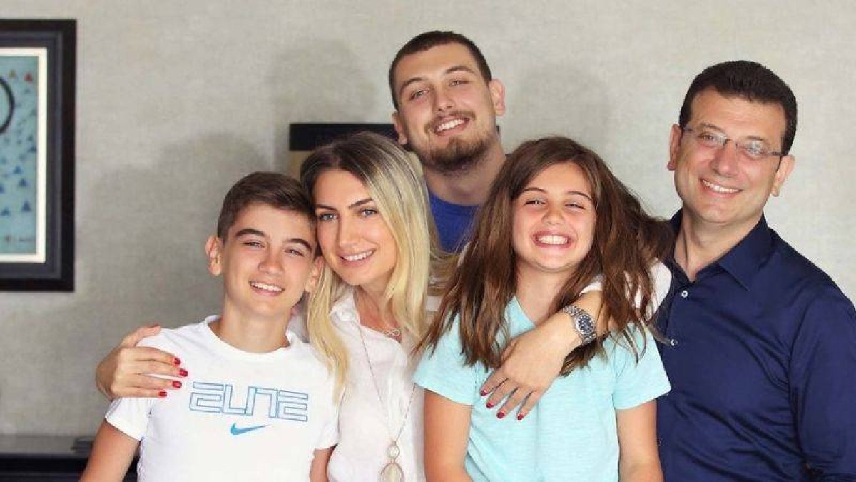 İmamoğlu'nun oğlu Selim İmamoğlu: Ailesi olarak buradayız, bu karanlık günlerden elbet çıkılacak