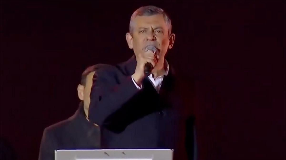 Özgür Özel Saraçhane'de vatandaşlara seslendi: Pazar günü milyonlar sokaklardayız