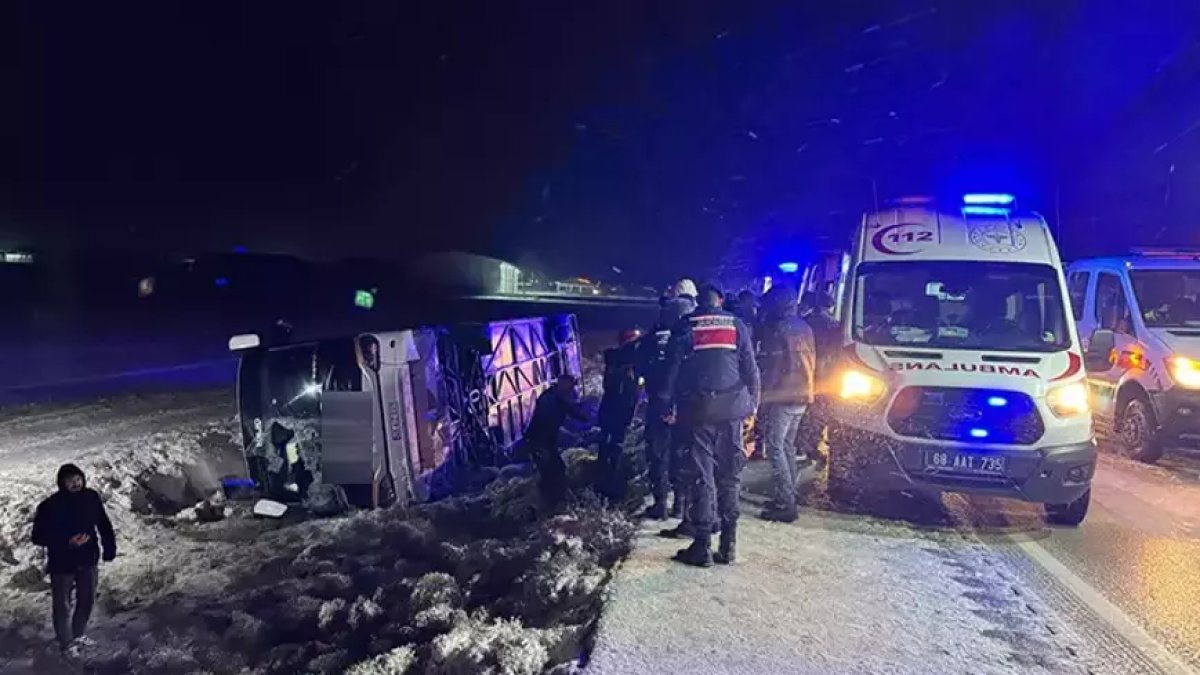 Aksaray’da yolcu otobüsü devrildi: 20 yaralı