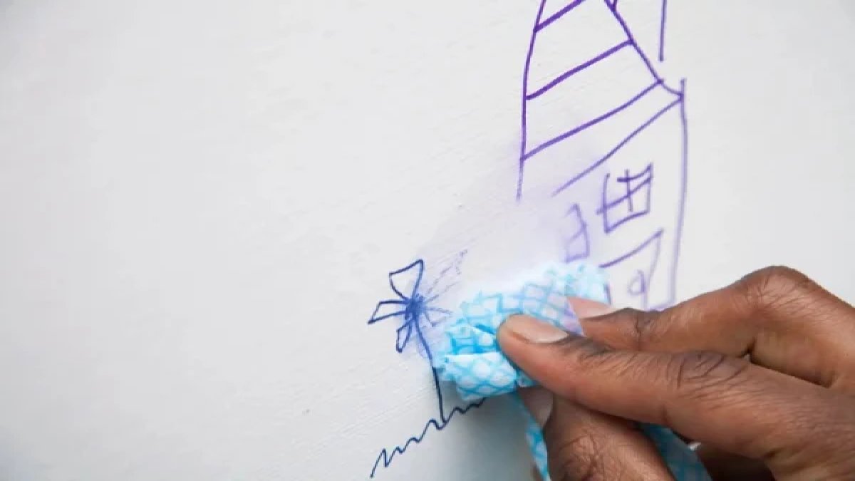 Mobilyalardan kalem izlerini tek hamlede söküp atıyor! Aylarca çıkmayan bile anında çıkacak: Üzerine sıkın ve silin