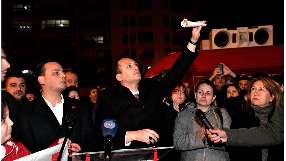 Başkan Eşki diplomalarını yaktı ve and içti: "Ekrem Başkan Cumhurbaşkanı olana kadar mücadeleye devam!"