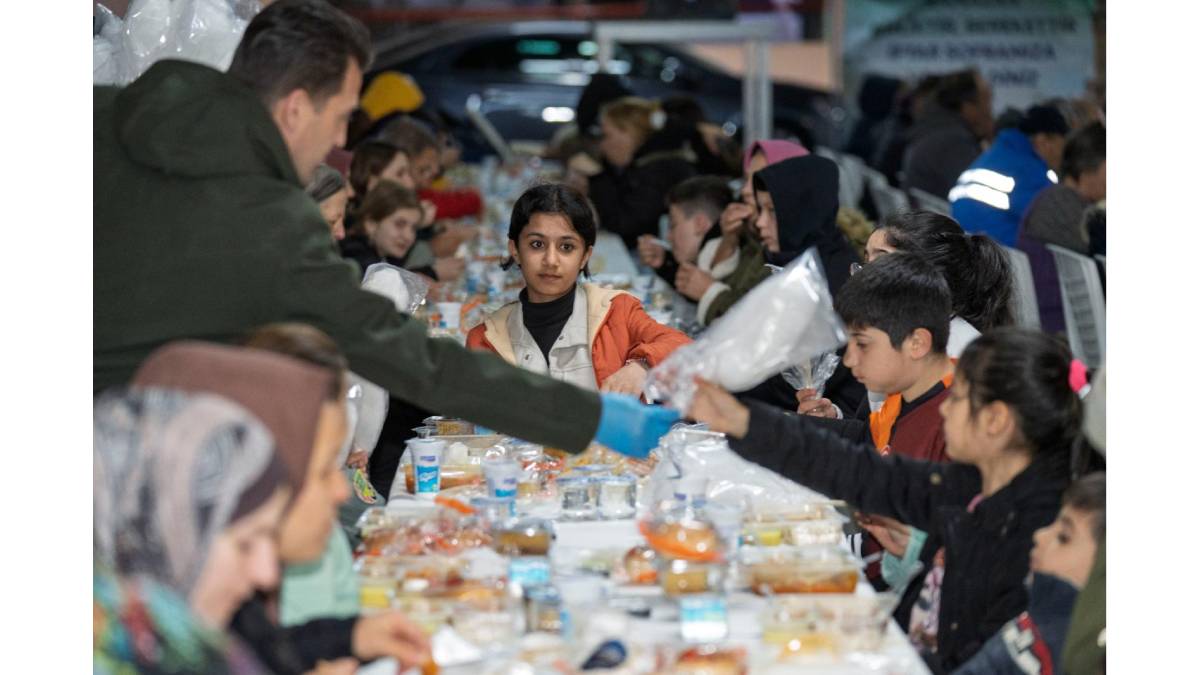 İzmir’in dayanışma sofrası Bayraklı’da kuruldu
