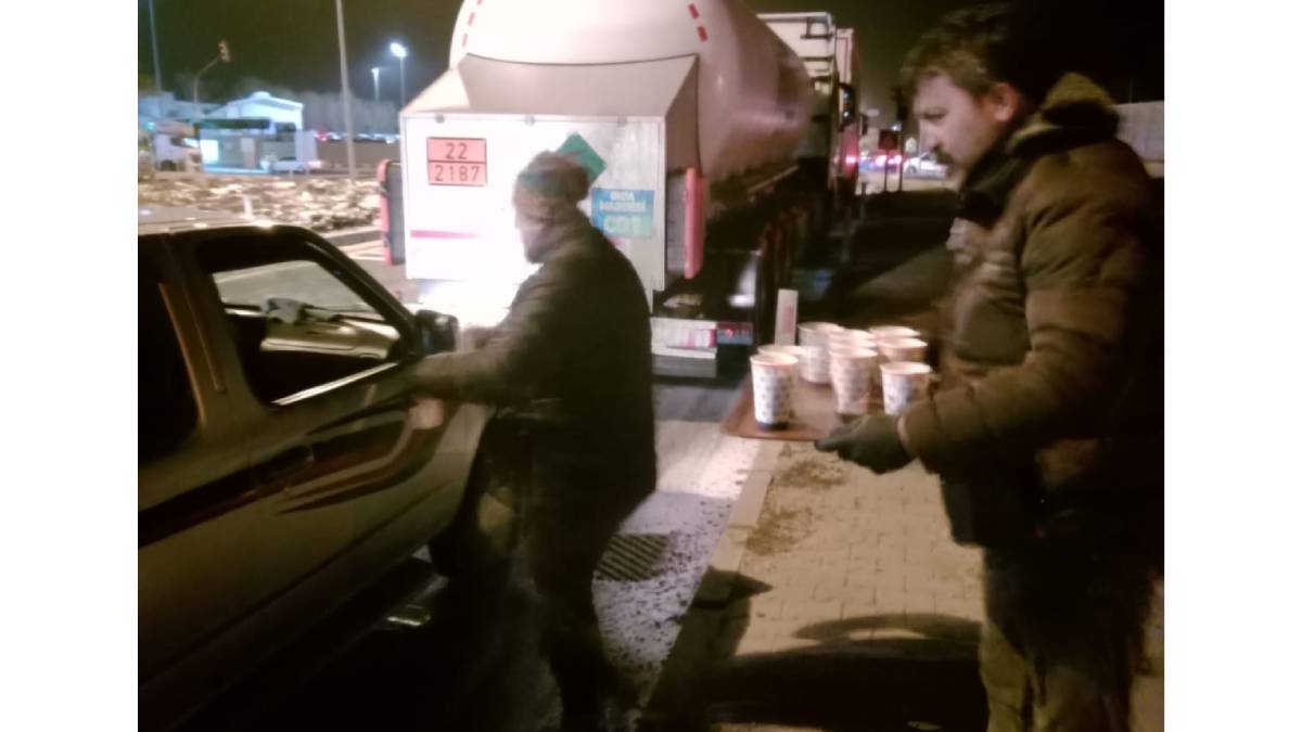 Kar fırtınasında yolda bekleyen araç sahiplerine çorba ikramı yapıldı