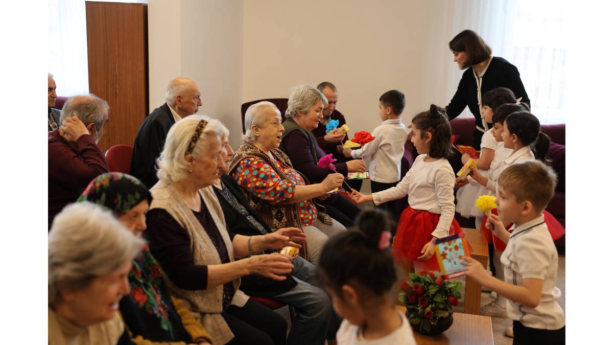 ES Çocuk Evi öğrencileri büyüklerini yalnız bırakmadı
