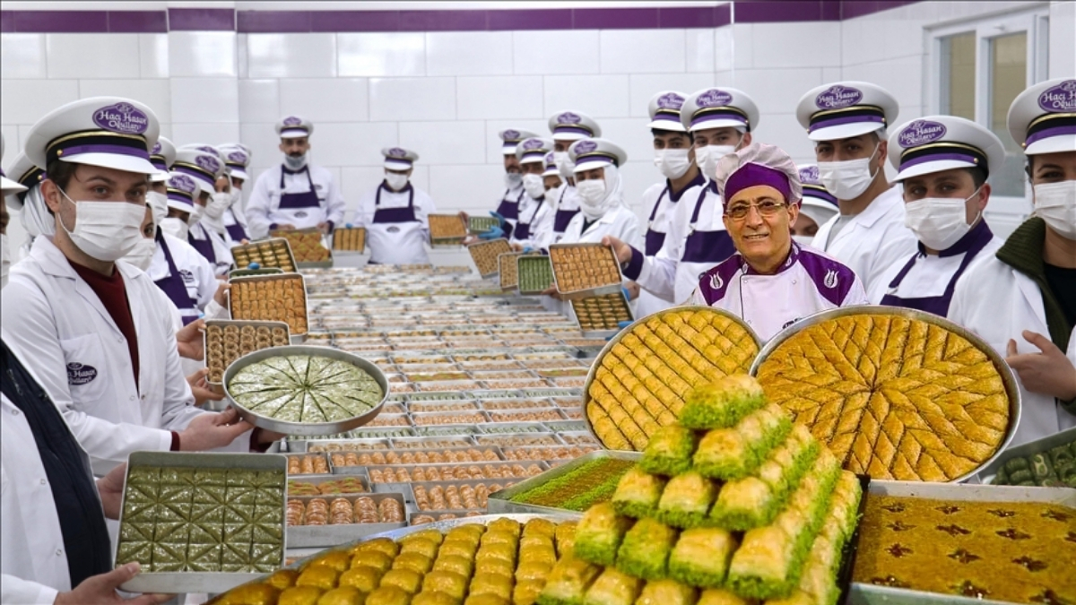 Seyyar tezgahta başladı şimdi fabrikası var! Tam 100 ülkeye tatlı ihraç ediyor: Eşi benzeri yok