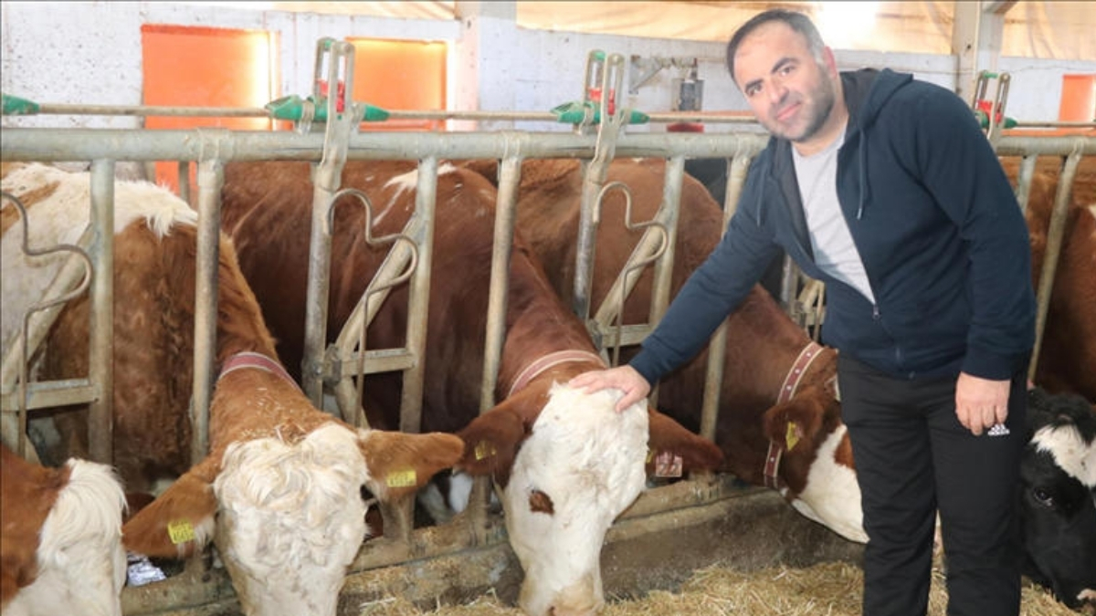 Şehir hayatını bıraktı kendini köye attı! Eşi ve çocuklarıyla çalışıyor günlük 1 ton üretiyor…