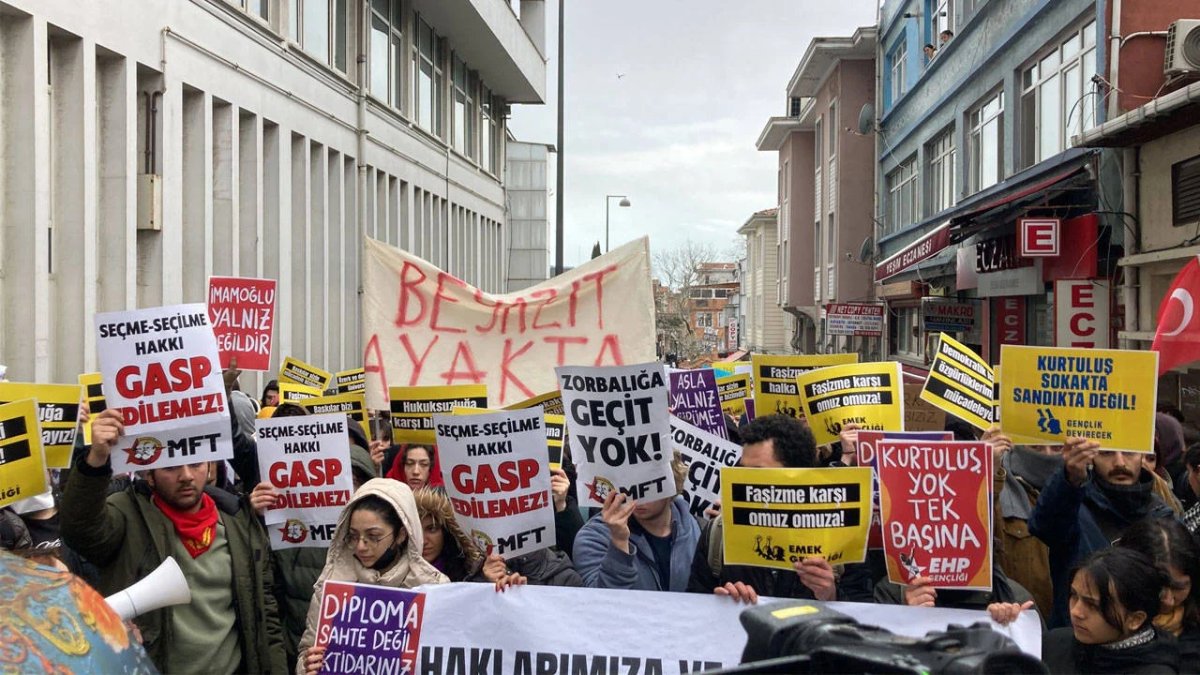 İstanbul Üniversitesi öğrencileri Beyazıt'ta toplandı