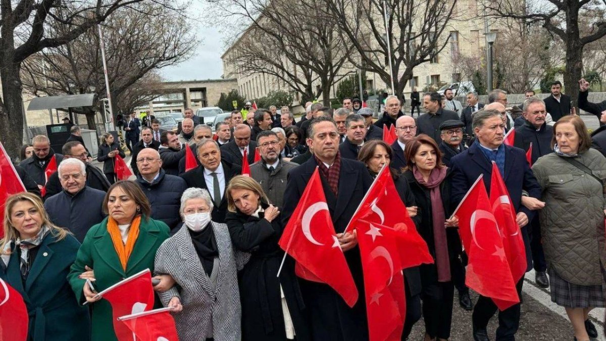 CHP'li vekiller, TBMM'den Birinci Meclis'e yürüyecek
