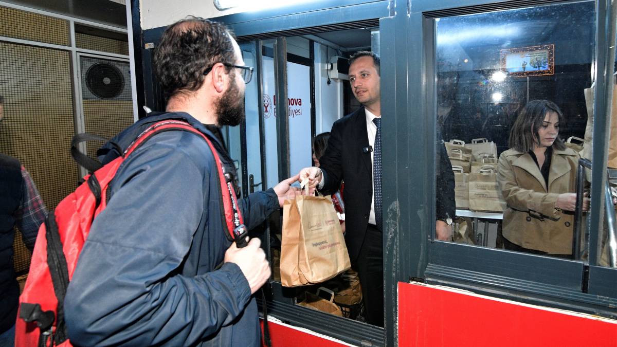 Başkan Eşki iftar kumanyası dağıttı