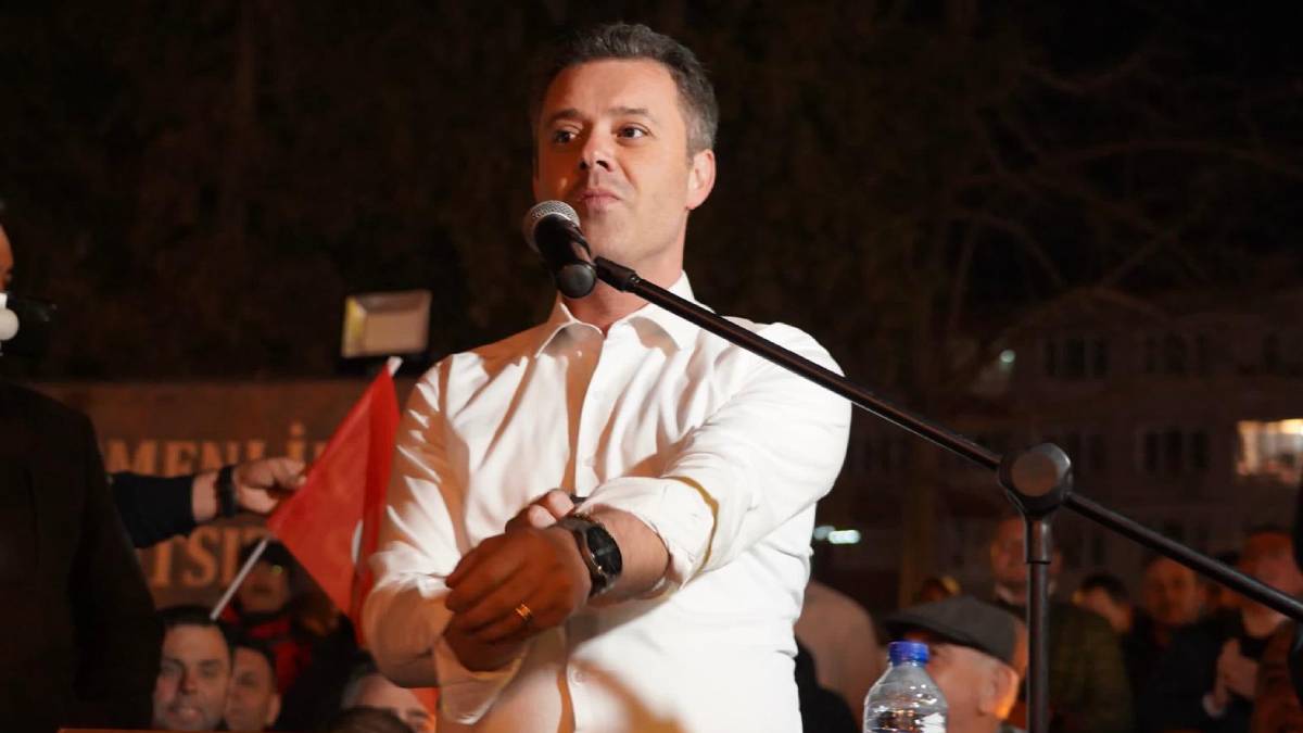 Başkan Sarıkurt ceketi çıkardı, kolları sıvadı, İmamoğlu’nu hatırlattı