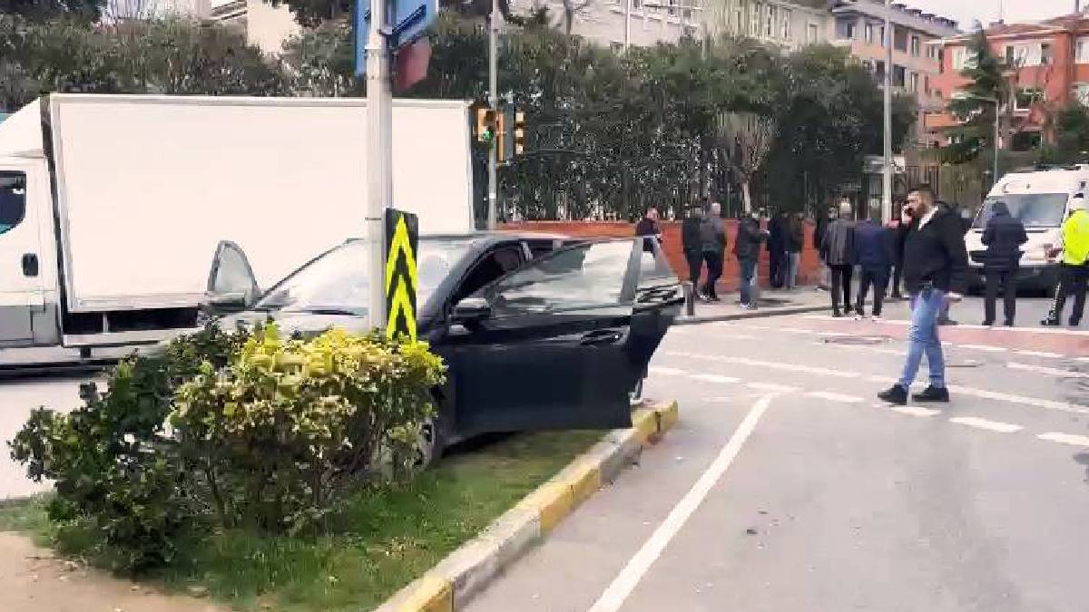 İstanbul'da cadde ortasında otomobile silahlı saldırı: Bir kişi hayatını kaybetti