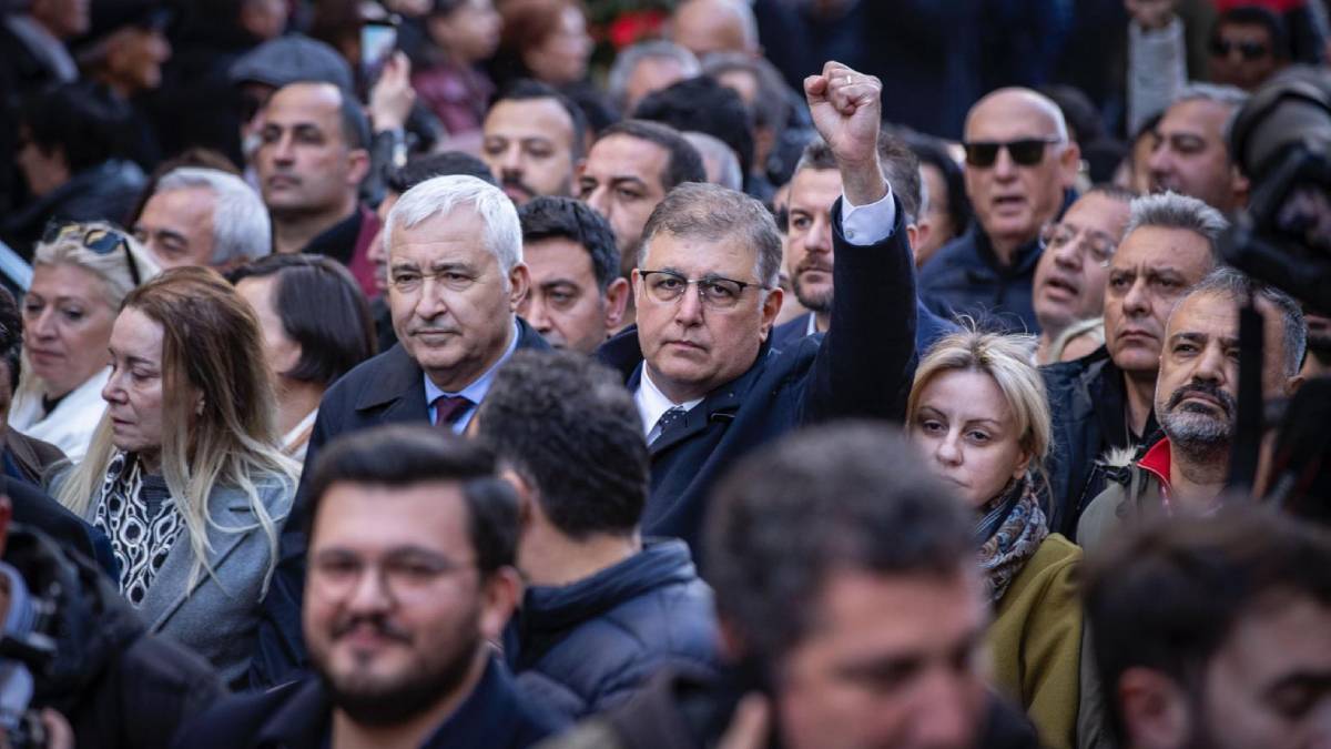 İzmir’de on binler “İmamoğlu” için yürüdü