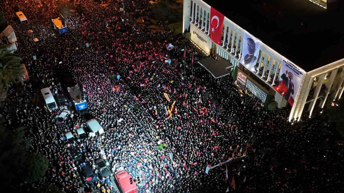 Bloomberg protestoları dünyaya böyle duyurdu: “Yasaklara rağmen meydanlar doldu”
