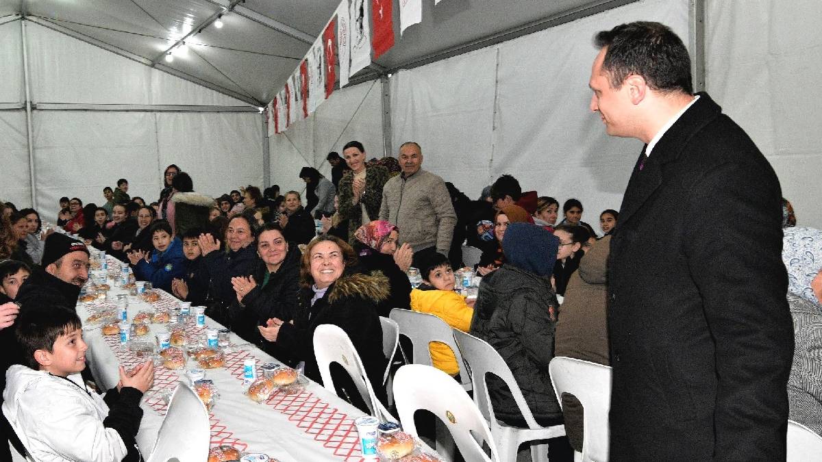 Öğretmen, öğrenci ve velilerle iftar yaptı