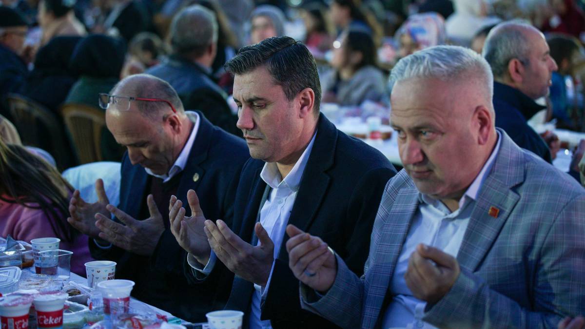 Başkan Zeyrek, Ahmetli’de vatandaşlarla iftar sofrasında buluştu