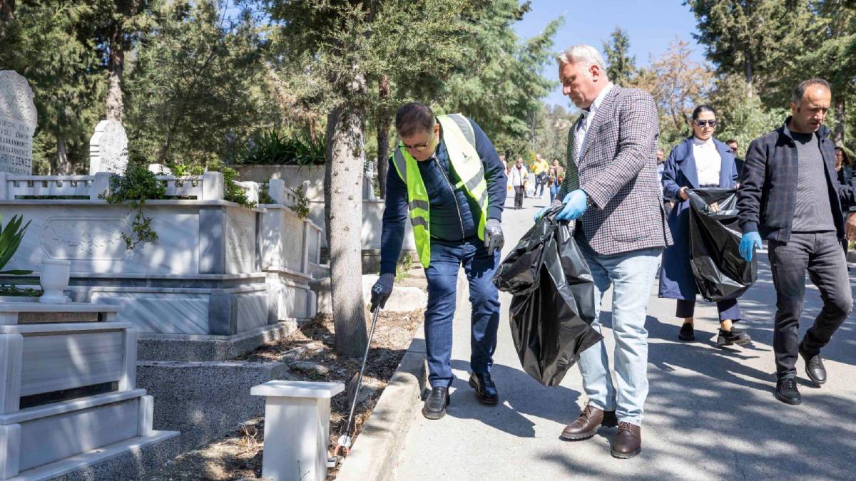Başkan Tugay İzmirlilerle mezarlıkta çevre temizliği yaptı